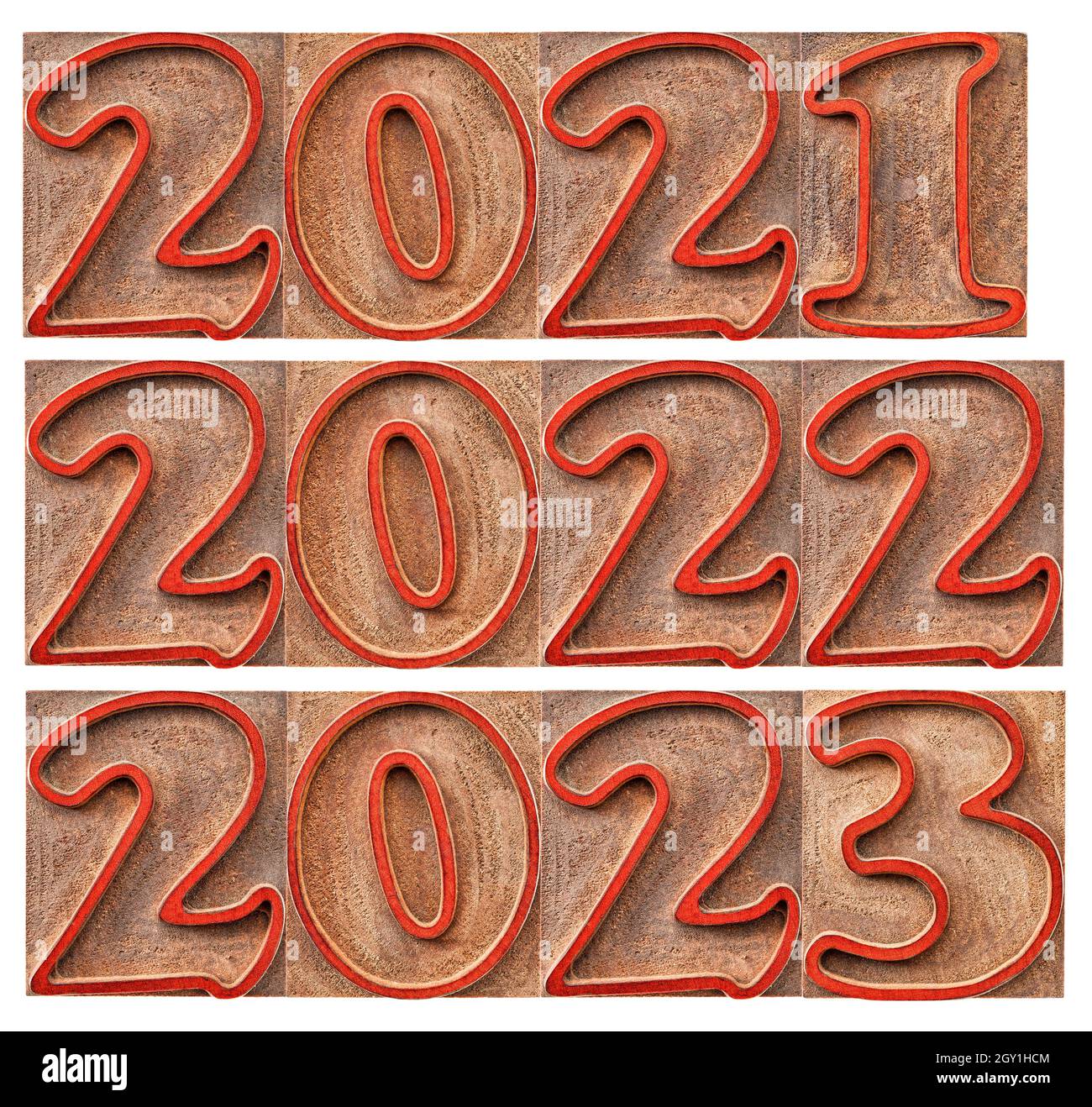 les années passantes et les années entrantes (2021, 2022, 2023) dans un bloc de type bois de typographie, taché par des encres rouges, isolé sur blanc Banque D'Images