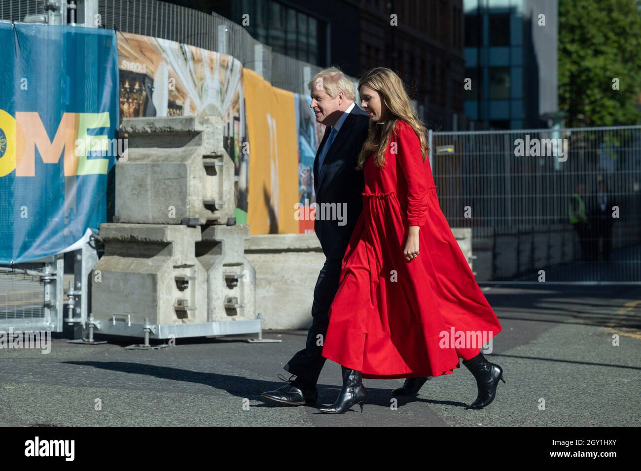 MANCHESTER, ROYAUME-UNI. 6 OCT Boris Johnson et son épouse Carrie sortent de l'hôtel Midland pour son discours de conférence le quatrième jour de la Conférence du Parti conservateur à Manchester Central, Manchester, le mercredi 6 octobre 2021. (Credit: MI News) Credit: MI News & Sport /Alamy Live News Banque D'Images