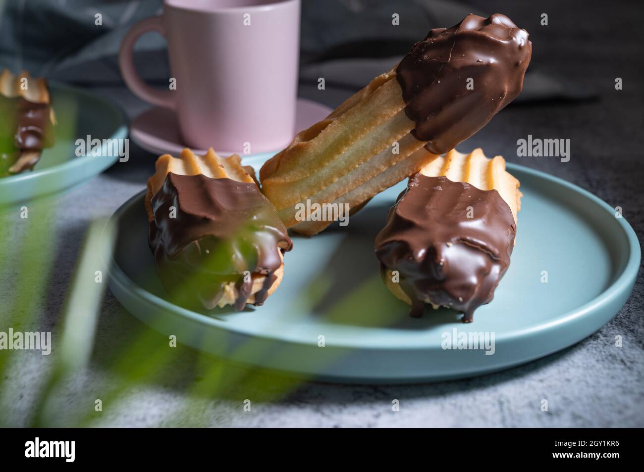 Biscuit demi-digestif recouvert de chocolat noir avec biscuits au chocolat et chips pour les proches fête de la Saint Valentin. Partiellement mangé avec de la chapelure. Banque D'Images