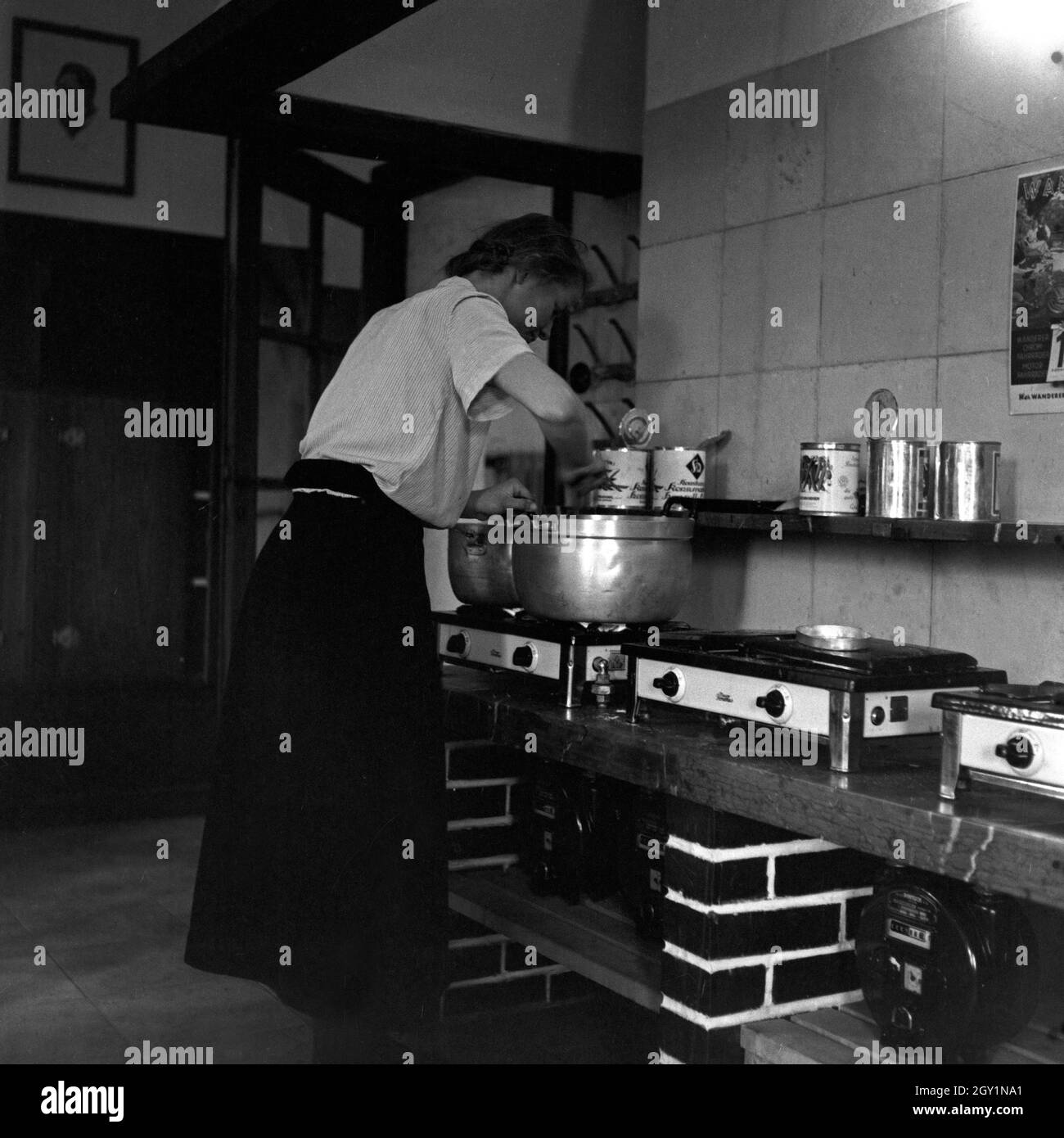 Une Bohnensuppe Köchin bereitet die in der Küche der Adolf-Hitler-Jugendherberge à Berchtesgaden, Deutschland 1930 er Jahre. Une femme cuisinière préparer une soupe de haricots verts à la cuisine de l'Hotel d'Adolf Hitler à Berchtesgaden, Allemagne 1930. Banque D'Images