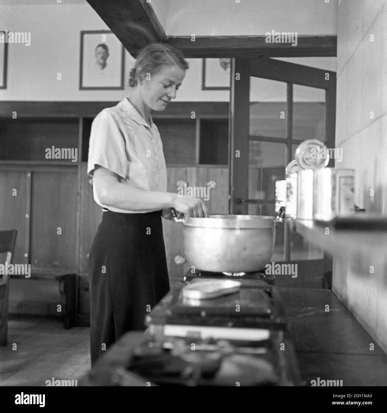 Une Bohnensuppe Köchin bereitet die in der Küche der Adolf-Hitler-Jugendherberge à Berchtesgaden, Deutschland 1930 er Jahre. Une femme cuisinière préparer une soupe de haricots verts à la cuisine de l'Hotel d'Adolf Hitler à Berchtesgaden, Allemagne 1930. Banque D'Images