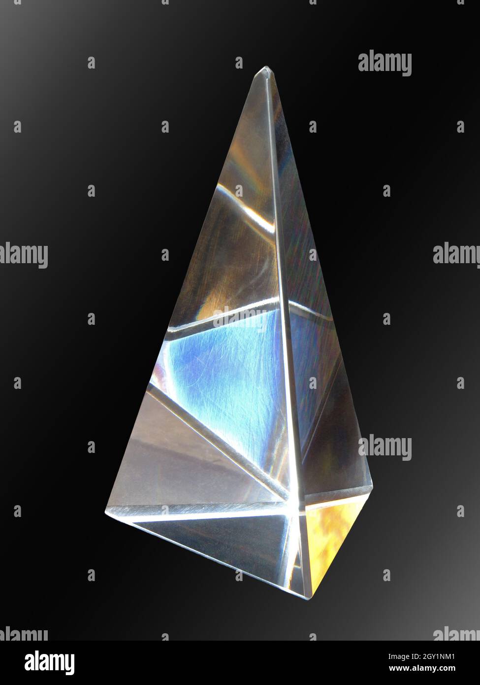 réfraction de la lumière du soleil dans un prisme en verre Banque D'Images