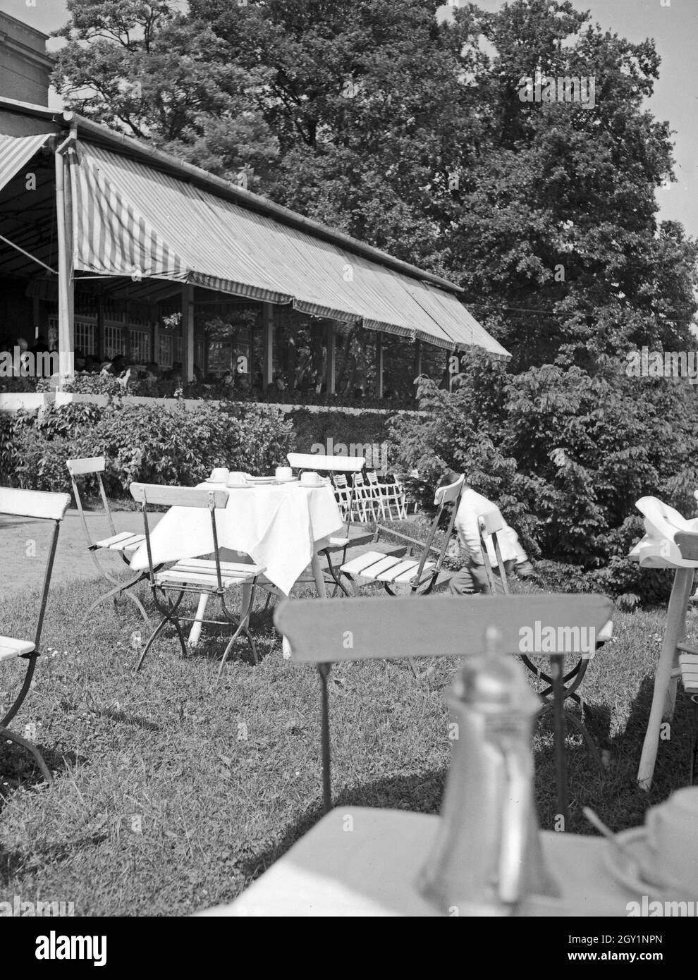 Außengastronomie die im Garten und Deutschland, 1930er Jahre. La gastronomie en plein air dans le jardin d'un restaurant, l'Allemagne des années 1930. Banque D'Images