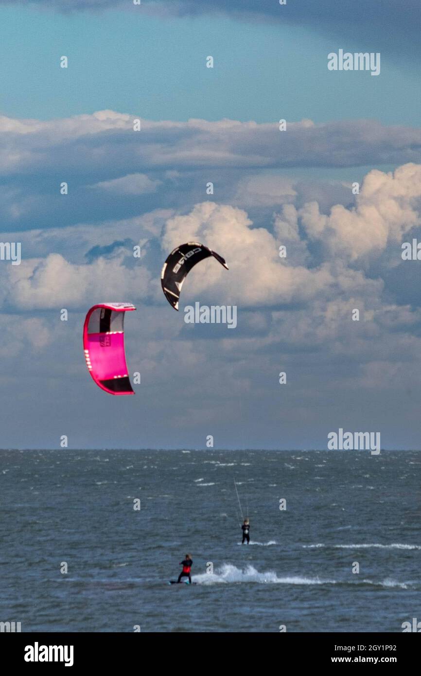 Au cours de ma promenade le long de la bergerie, je suis tombé sur ces sportifs étonnants sur une côte très venteuse de kent Banque D'Images