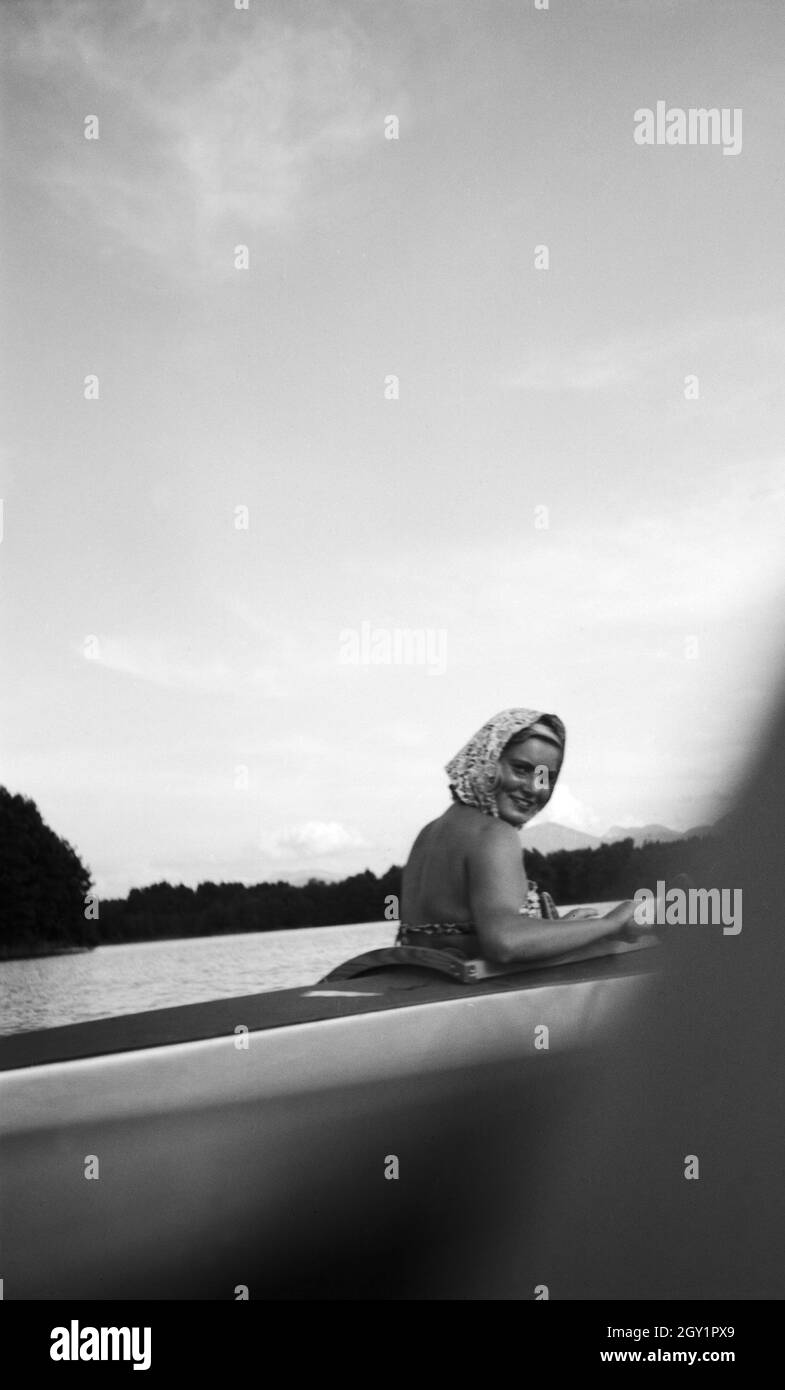 Eine junge Frau in einem Ruderboot auf einem Voir in der Wachau in Österreich, Deutschland 1930 er Jahre. Une jeune femme dans une barque sur un lac dans la région de Wachau en Autriche, l'Allemagne des années 1930. Banque D'Images
