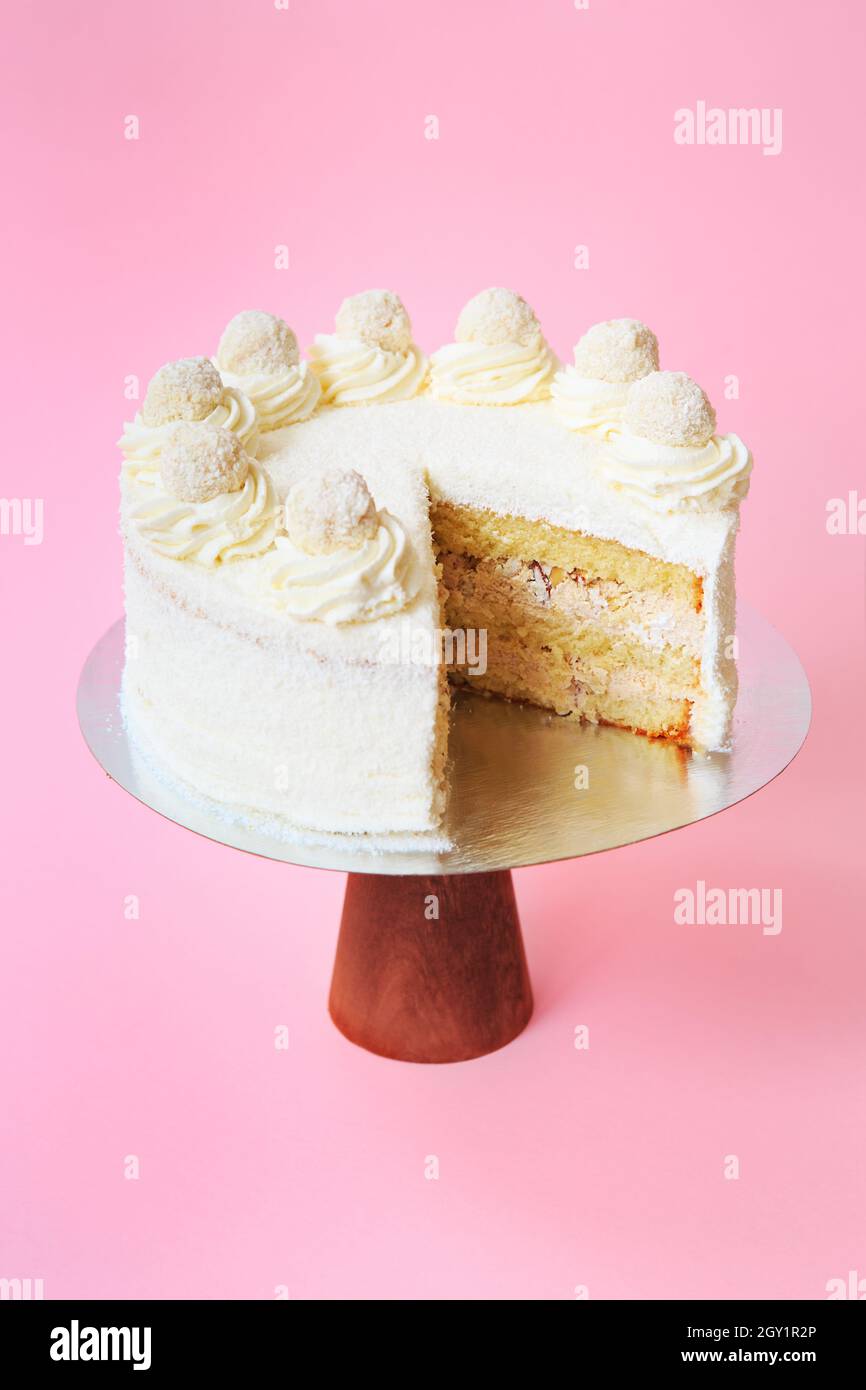 Gateau D Anniversaire En Tranches Sur Le Support A Gateau En Bois Magnifique Gateau Eponge Blanc A La Creme Fouettee Fond Rose Copier L Espace Photographie De Nourriture Pour Recip Photo Stock Alamy