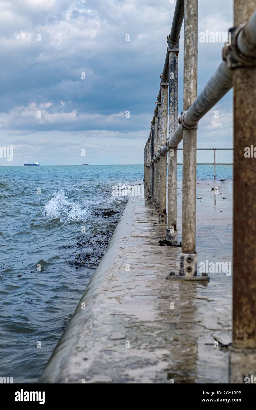 un peu de regard autour de la plage et du littoral de sheerness quand la marée entre Banque D'Images