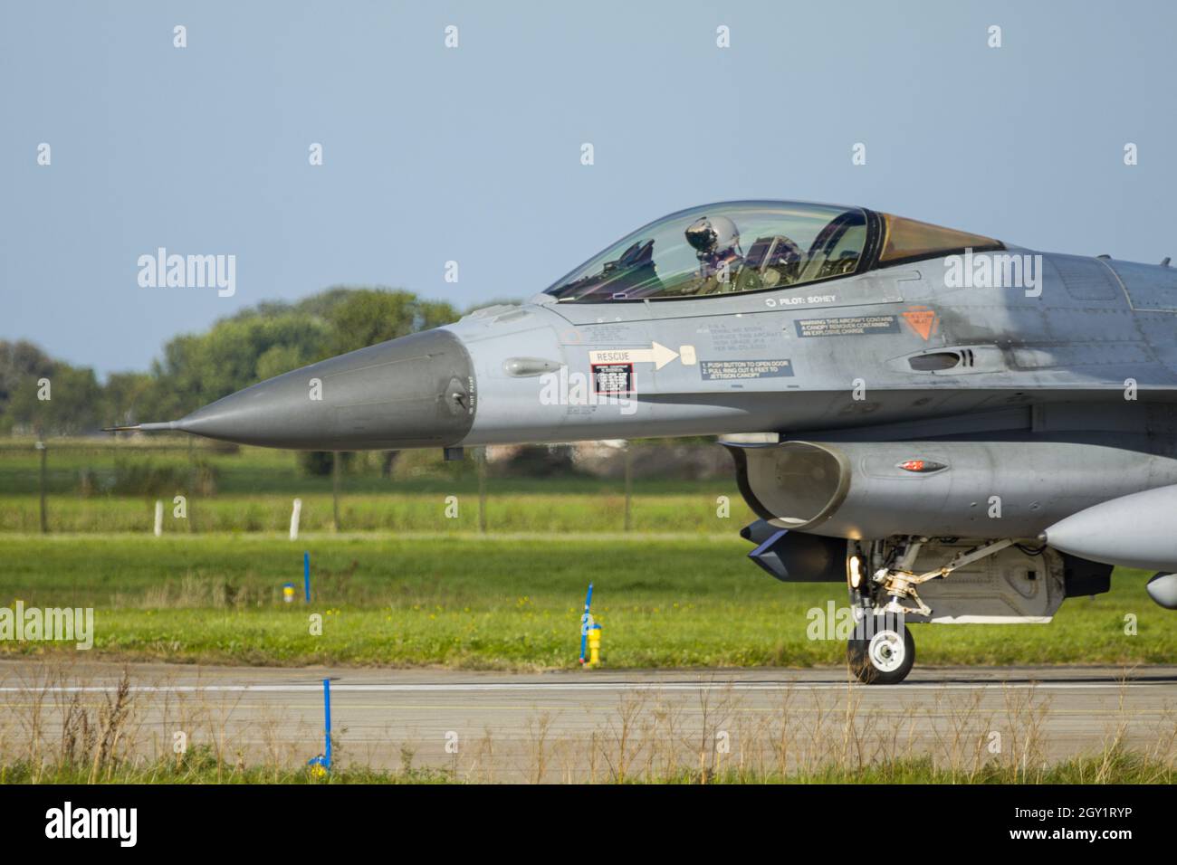 Leeuwarden pays-Bas octobre 4 2021 cours d'instructeur d'arme F-16 se préparant au décollage Banque D'Images