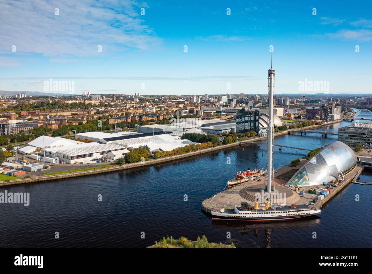 Glasgow, Écosse, Royaume-Uni. 6 octobre 2021. Vues aériennes du site de la conférence et du sommet internationaux COP26 sur les changements climatiques qui se tiendra à Glasgow en novembre 2021. Le site est à côté de la rivière Clyde, près de Pacific Quay, et de grandes structures temporaires peuvent être vues pour accueillir les dizaines de milliers de délégués, les chefs d'État et les journalistes qui assisteront à l'événement de deux semaines. Iain Masterton/Alay Live News. Banque D'Images