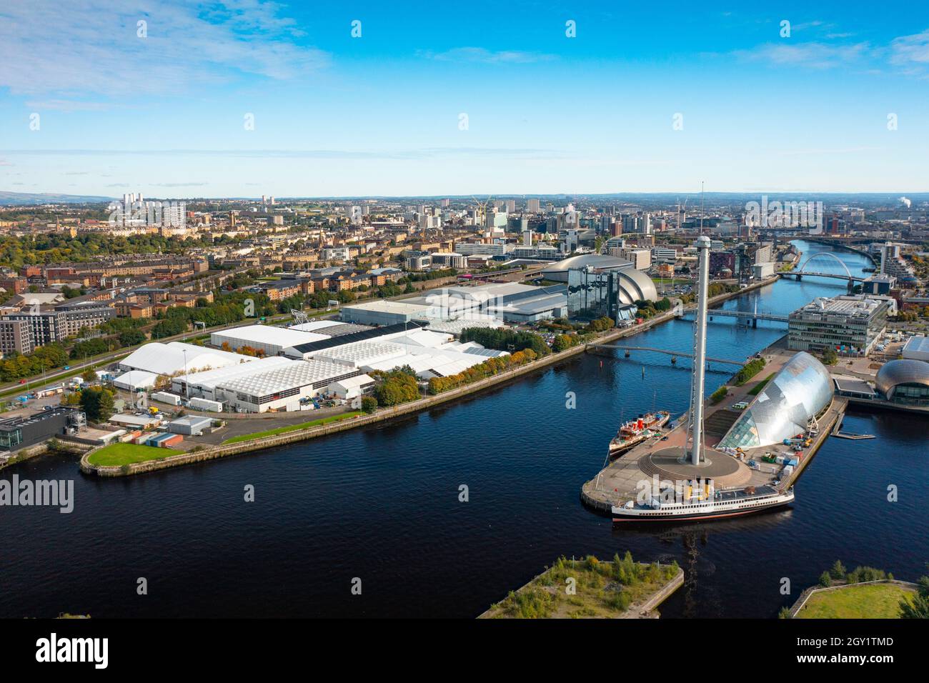 Glasgow, Écosse, Royaume-Uni. 6 octobre 2021. Vues aériennes du site de la conférence et du sommet internationaux COP26 sur les changements climatiques qui se tiendra à Glasgow en novembre 2021. Le site est à côté de la rivière Clyde, près de Pacific Quay, et de grandes structures temporaires peuvent être vues pour accueillir les dizaines de milliers de délégués, les chefs d'État et les journalistes qui assisteront à l'événement de deux semaines. Iain Masterton/Alay Live News. Banque D'Images