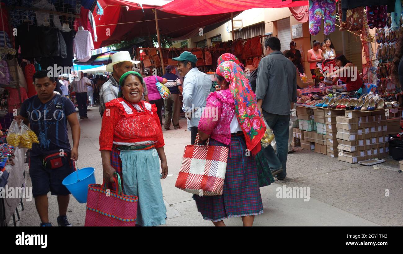 Les gens du marché de Tlacolula Banque D'Images