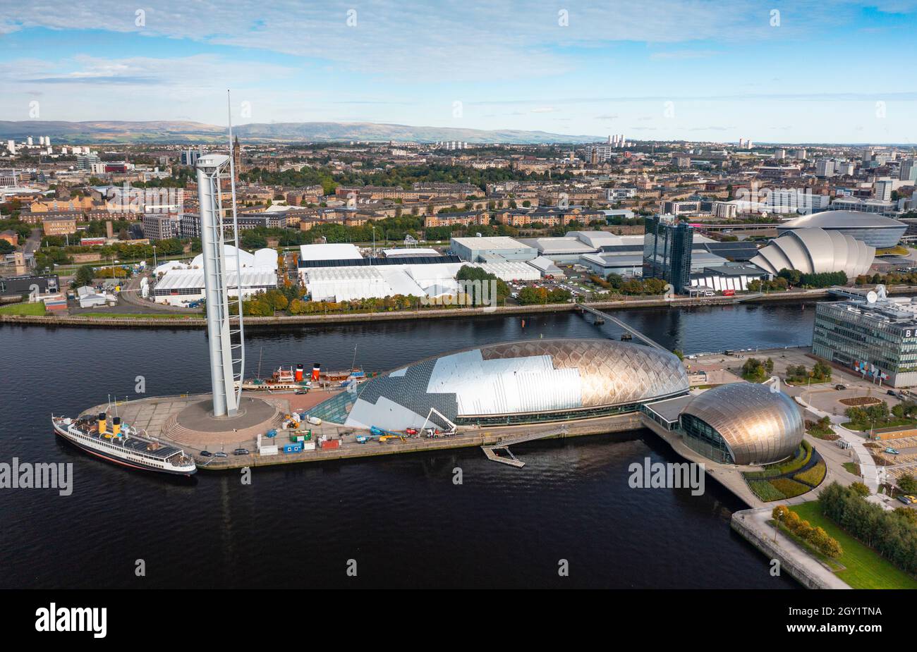 Glasgow, Écosse, Royaume-Uni. 6 octobre 2021. Vues aériennes du site de la conférence et du sommet internationaux COP26 sur les changements climatiques qui se tiendra à Glasgow en novembre 2021. Le site est à côté de la rivière Clyde, près de Pacific Quay, et de grandes structures temporaires peuvent être vues pour accueillir les dizaines de milliers de délégués, les chefs d'État et les journalistes qui assisteront à l'événement de deux semaines. Iain Masterton/Alay Live News. Banque D'Images