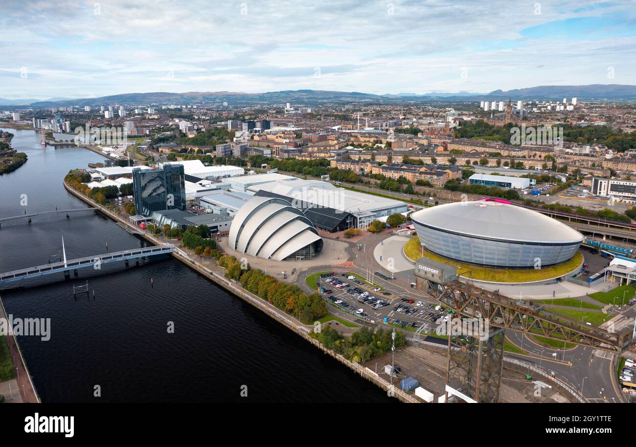 Glasgow, Écosse, Royaume-Uni. 6 octobre 2021. Vues aériennes du site de la conférence et du sommet internationaux COP26 sur les changements climatiques qui se tiendra à Glasgow en novembre 2021. Le site est à côté de la rivière Clyde, près de Pacific Quay, et de grandes structures temporaires peuvent être vues pour accueillir les dizaines de milliers de délégués, les chefs d'État et les journalistes qui assisteront à l'événement de deux semaines. Iain Masterton/Alay Live News. Banque D'Images