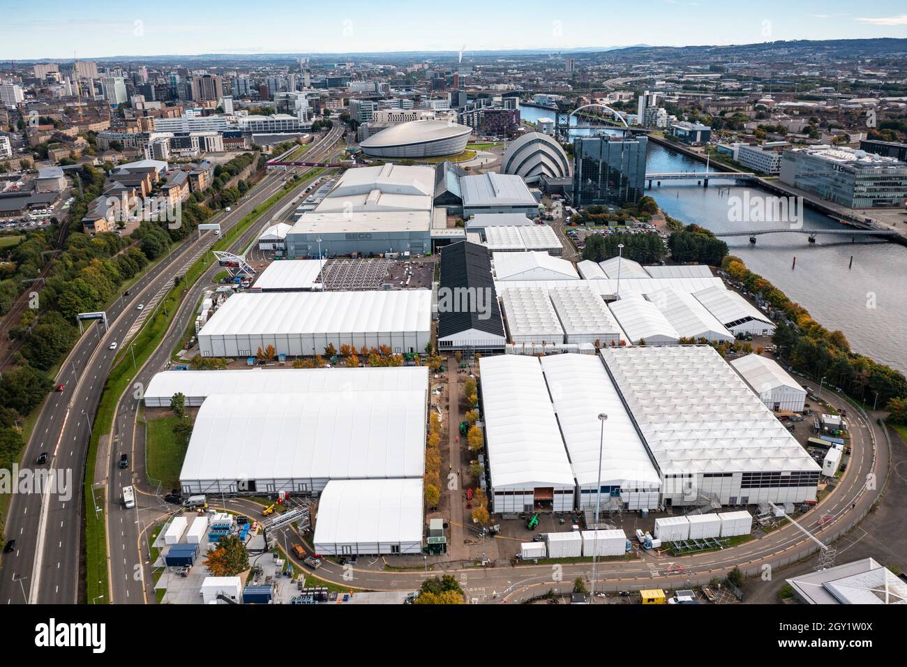 Glasgow, Écosse, Royaume-Uni. 6 octobre 2021. Vues aériennes du site de la conférence et du sommet internationaux COP26 sur les changements climatiques qui se tiendra à Glasgow en novembre 2021. Le site est à côté de la rivière Clyde, près de Pacific Quay, et de grandes structures temporaires peuvent être vues pour accueillir les dizaines de milliers de délégués, les chefs d'État et les journalistes qui assisteront à l'événement de deux semaines. Iain Masterton/Alay Live News. Banque D'Images