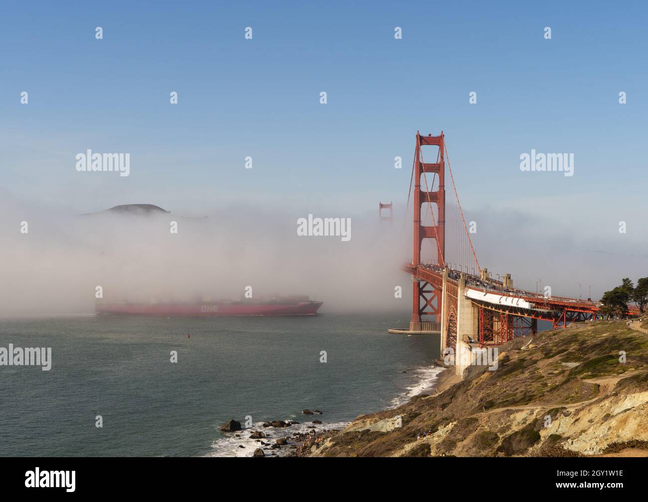 Vue sur le pont du Golden Gate et les cyprès depuis le parking de Battery Godfrey Banque D'Images