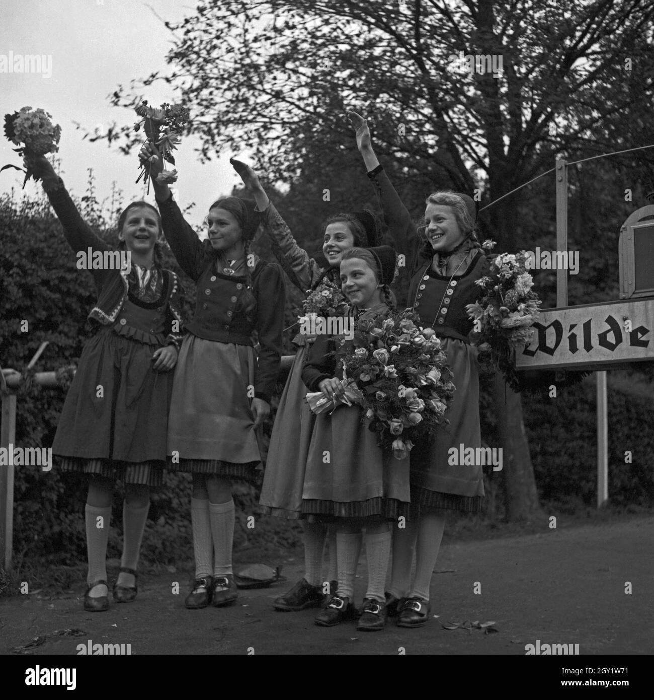 Erwerb und Kädchen und Kinder bejubeln Führer und Reichskanzler Adolf Hitler BEI seinem Besuch in Asch im Sudetenland, Deutschland 1930er Jahre. Des filles et des enfants applaudissent à Fuehrer et au chancelier Adolf Hitler visitant la ville d'Asch dans le comté de Sudetenland, Allemagne des années 1930. Banque D'Images