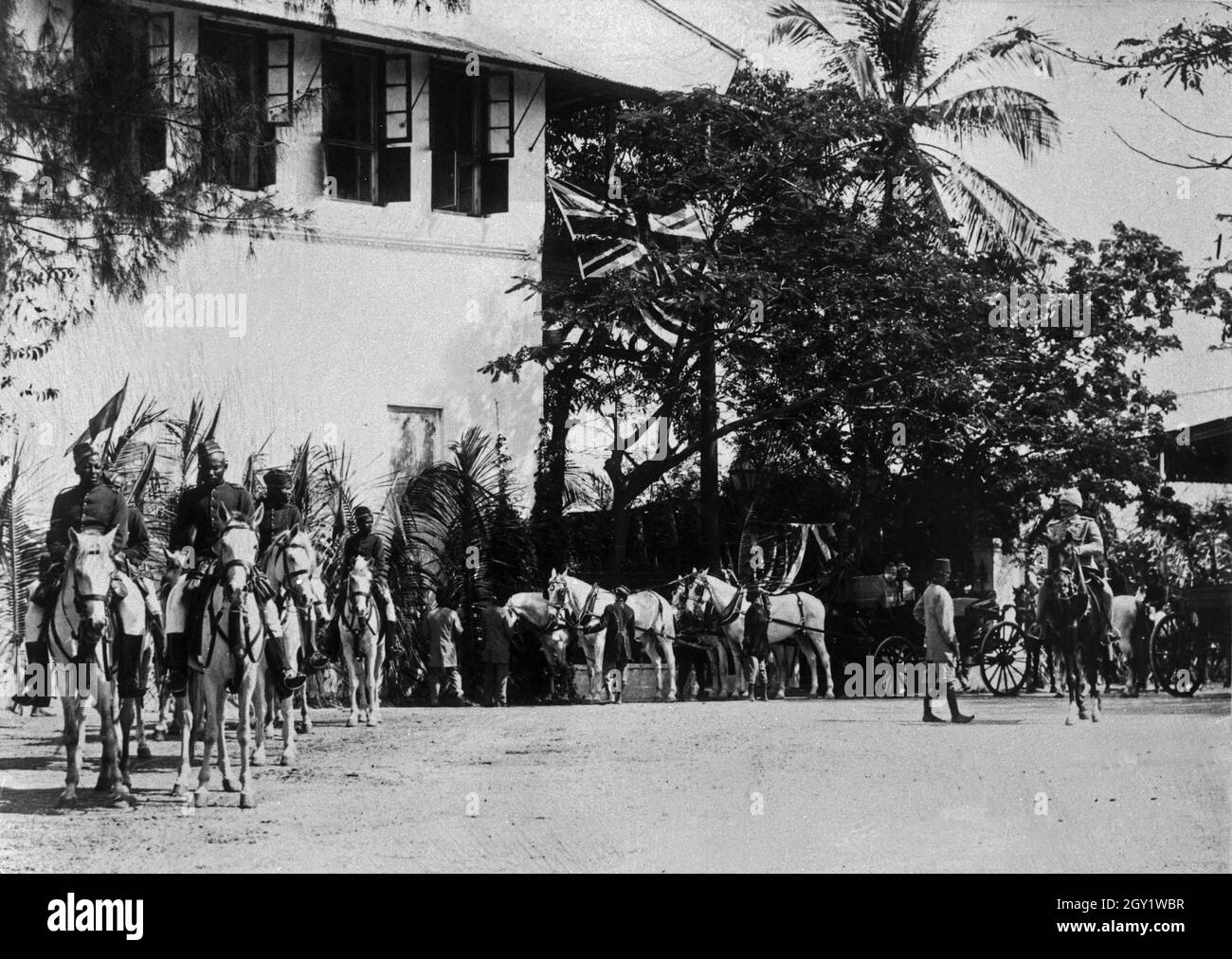 Askaris der deutschen Schutztruppe vor einem britischen Gebäude, Deutsch-Ostafrika 1900er Jahre. Les combattants Askari de la patrouille allemande près d'un bâtiment britannique, Afrique de l'est allemande des années 1900. Banque D'Images