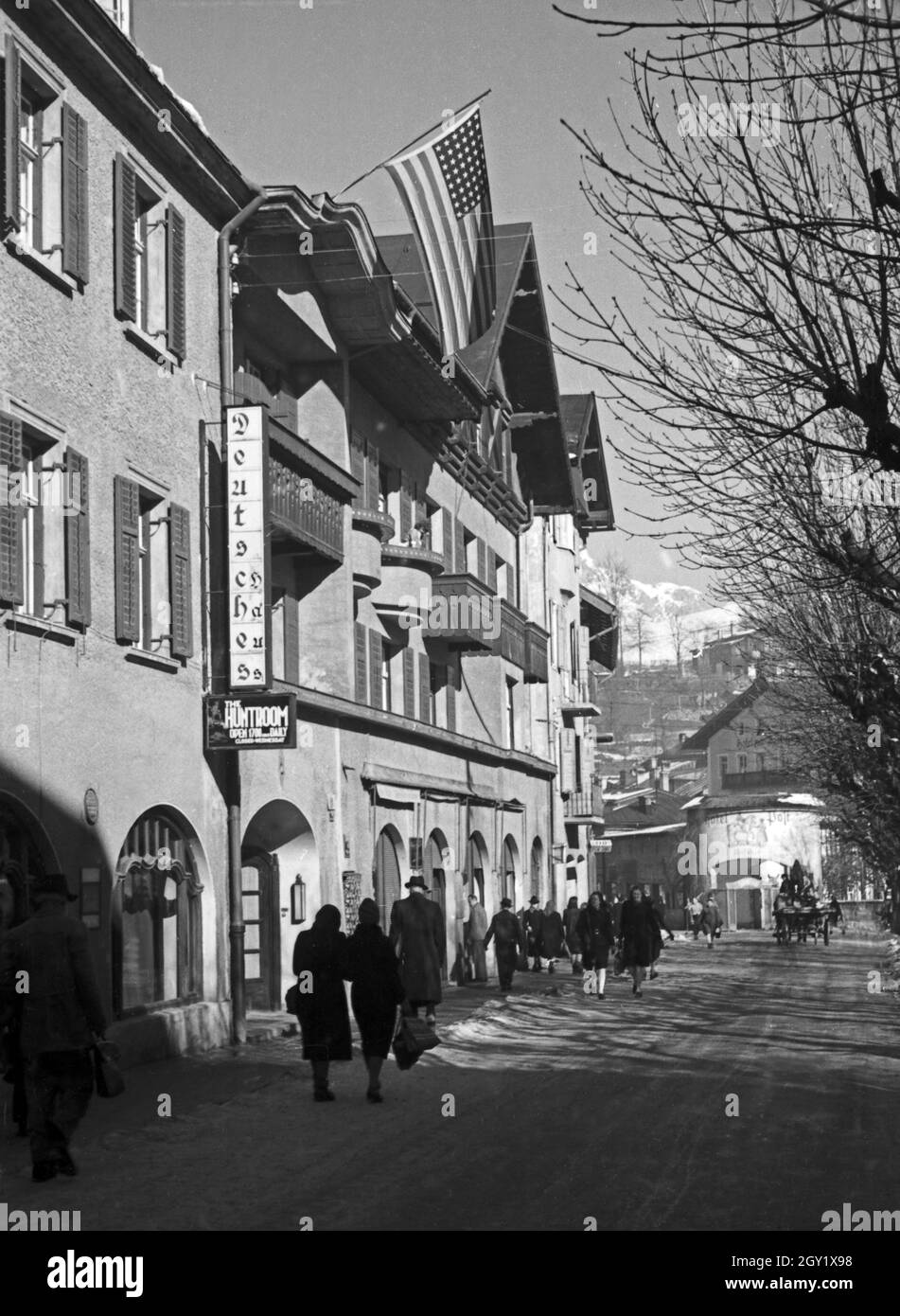 Unterwegs im Berchtesgadener Land, hier: Hotel und amerikanischer Club 'Deutsches Haus', Deutschland 1940er Jahre. Autour de Berchtesgaden, ici: Hitel 'Deutsches Haus', Allemagne des années 1940. Banque D'Images