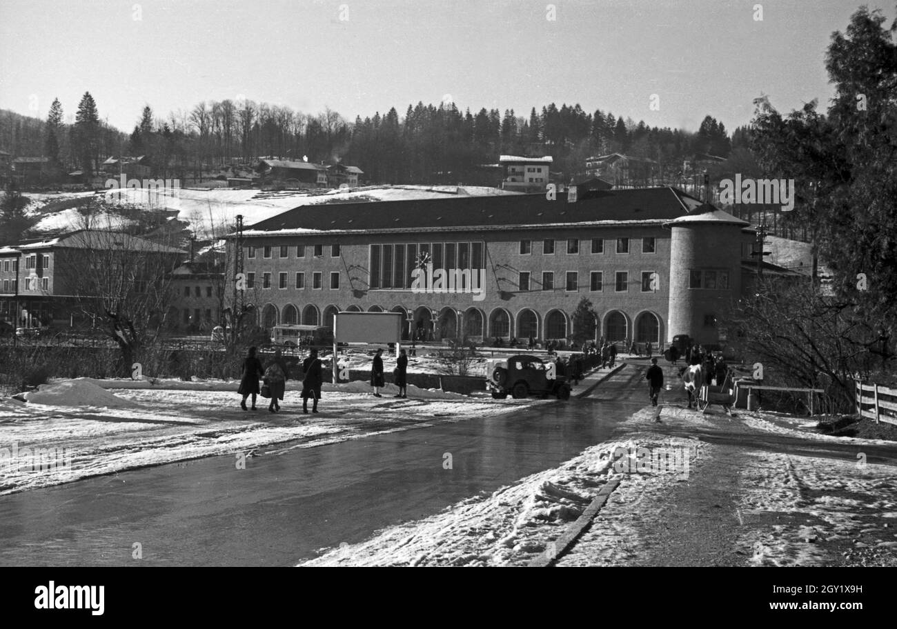 Unterwegs im Berchtesgadener Land, hier: Hauptbahnhof, Deutschland 1940er Jahre. Autour de Berchtesgaden, ici: Gare principale, Allemagne des années 1940. Banque D'Images