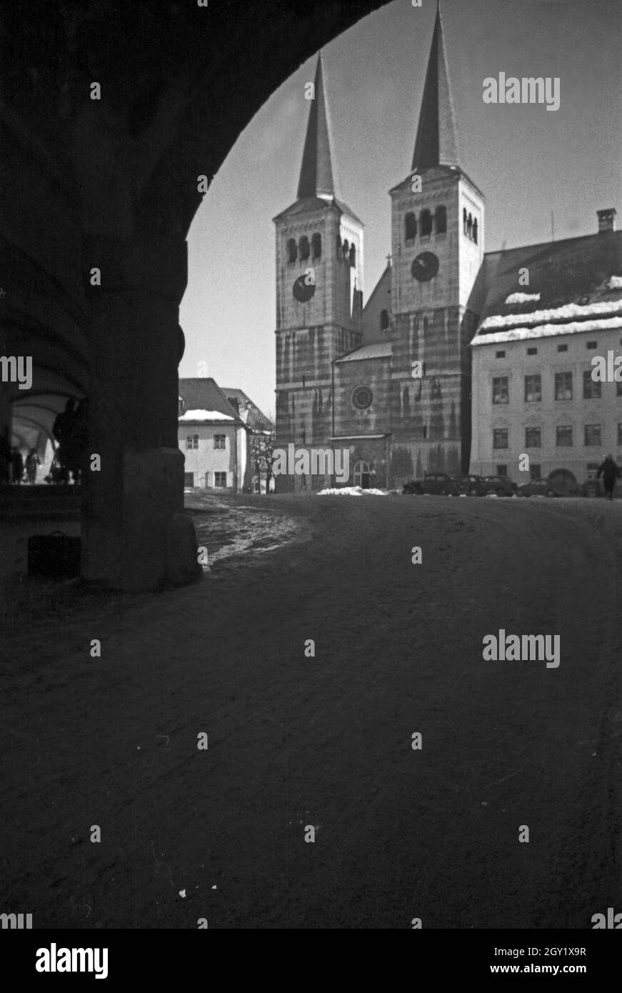 Unterwegs im Berchtesgadener Land, hier: Stiftskirche St. Peter und Johannes der Täufer, Deutschland 1940er Jahre. Autour de Berchtesgaden, ici : eglise Saint-Pierre et Saint-Jean, Allemagne des années 1940. Banque D'Images