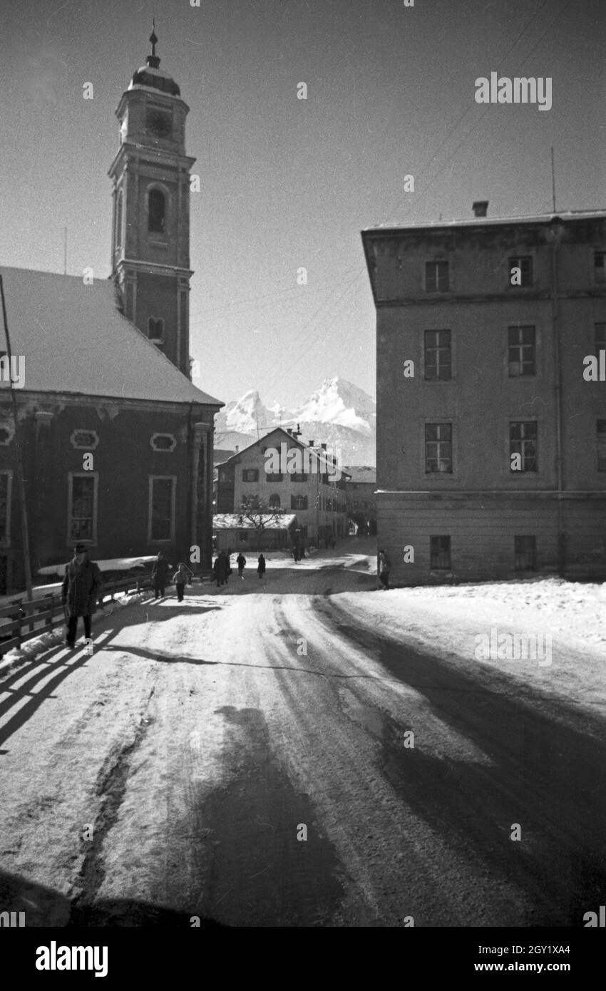 Unterwegs im Berchtesgadener Land, hier: Pfarrkirche St. Andreas, Deutschland 1940er Jahre. Autour de Berchtesgaden, ici : église paroissiale de Saint Andrews, Allemagne des années 1940. Banque D'Images