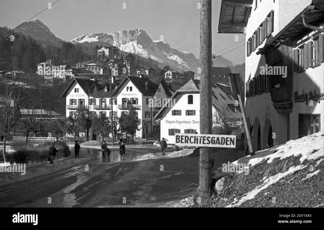 Unterwegs im Berchtesgadener pays, hier: Hotel und Gasthaus Schwabenwirt, Deutschland 1940er Jahre. Autour de Berchtesgaden, ici: Hôtel et restaurant Schwabenwirt, Allemagne des années 1940. Banque D'Images
