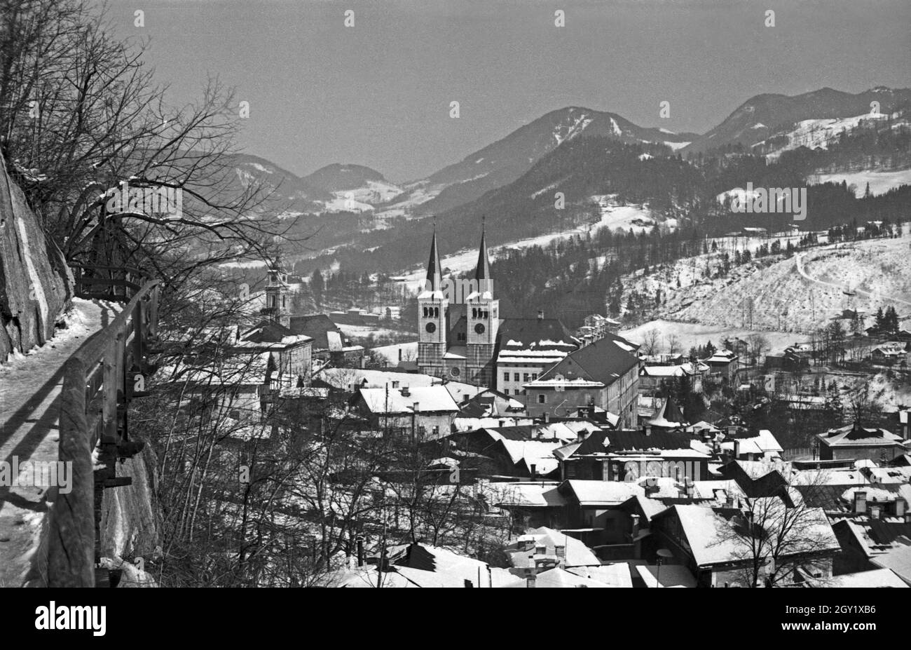Unterwegs im Berchtesgadener Land, hier: Stadtansicht mit Blick auf die Stiftskirche und die Pfarrkirche, dahinter das Watzmannsund Deutschland 1940er Jahre. Autour de Berchtesgaden, ici : vue sur la ville, Allemagne des années 1940. Banque D'Images
