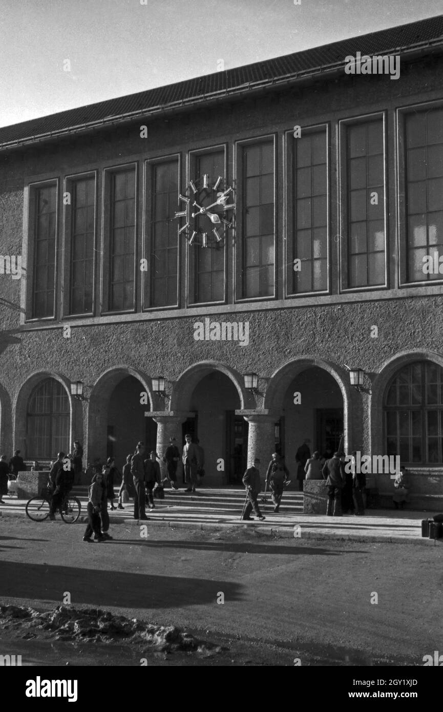 Unterwegs im Berchtesgadener Land, hier: Hauptbahnhof, Deutschland 1940er Jahre. Autour de Berchtesgaden, ici: Gare principale, Allemagne des années 1940. Banque D'Images
