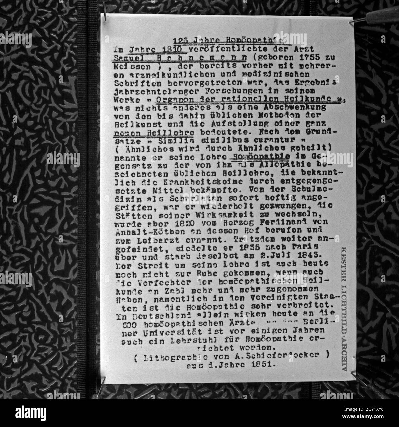 Reproduktion aus der Sammlung Edwin Redslob : Textblatt mit dem Lebenslauf von Samuel Hahnemann, Deutschland 1930 er Jahre. La reproduction de la collection Edwin Redslob : feuille de texte avec le curriculum vitae de Samuel Hahnemann, Allemagne 1930. Banque D'Images