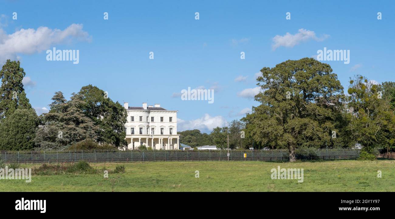 Vue sur Southwick House depuis le parcours de golf Southwick Park, Southwick, Hampshire, Angleterre, Royaume-Uni Banque D'Images