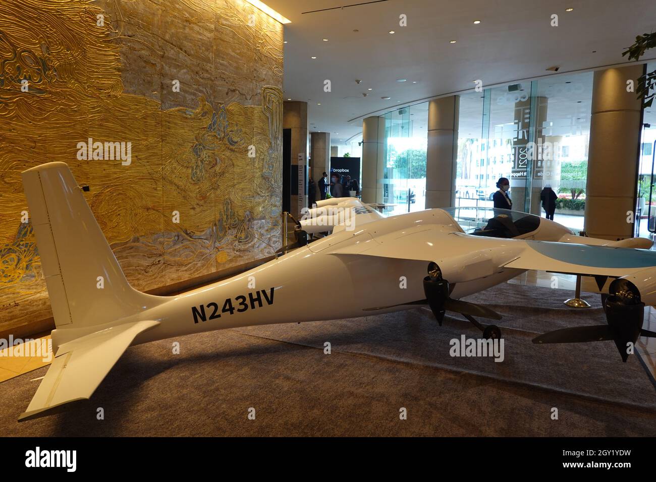 Kitty Hawk pilote moins d'avion dans le hall de l'hôtel Hilton Beverly Hills Banque D'Images