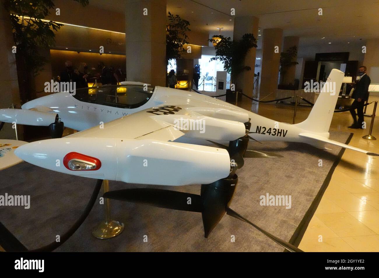 Kitty Hawk pilote moins d'avion dans le hall de l'hôtel Hilton Beverly Hills Banque D'Images
