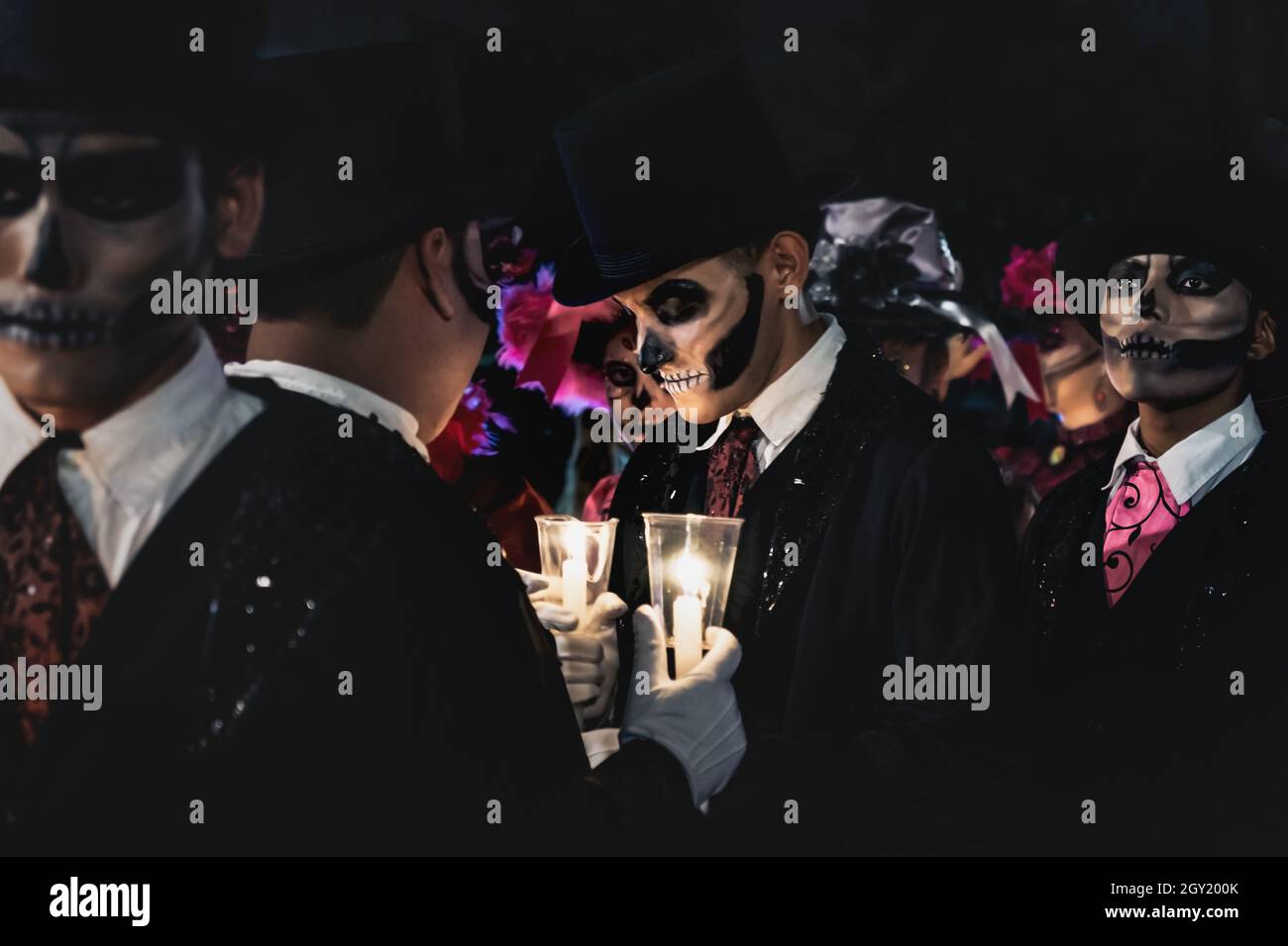 Merida, Mexique: 27 octobre 2018 - événement pour 'Dia de los muertos', le jour des morts, les hommes avec le crâne se maquillage tenant des bougies au 'Festival de las Anim Banque D'Images