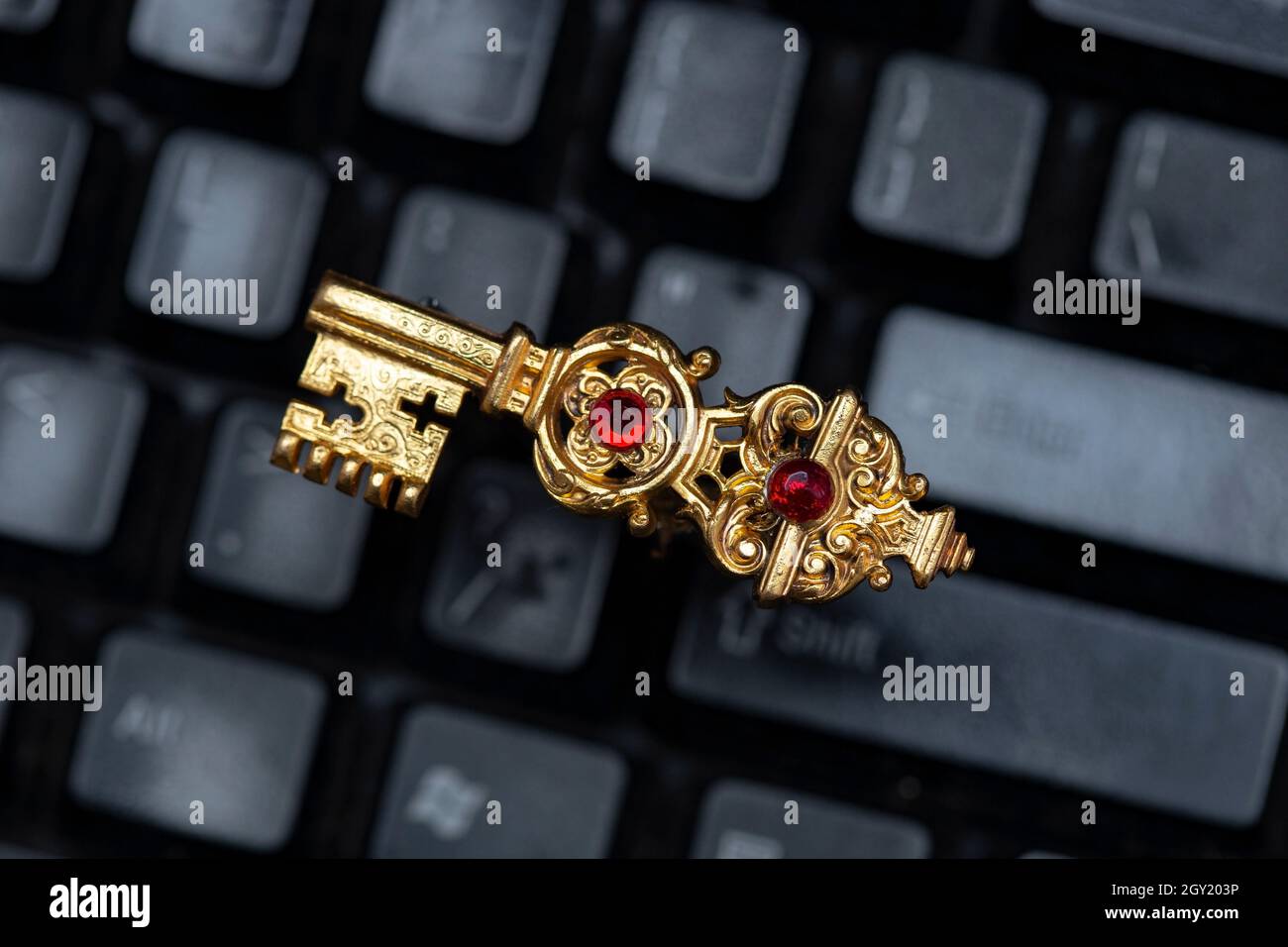 Touche dorée vintage sur un clavier noir représentant les anciens mots de passe Banque D'Images