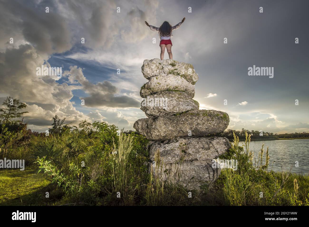 Personne debout sur plusieurs rochers à la réserve d'État de Fakahatchee Strand en Floride, États-Unis Banque D'Images