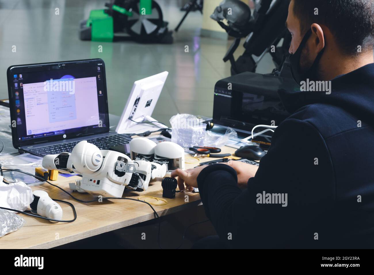 homme réparant un robot.Gros plan sur un homme qui fixe un petit robot cassé Banque D'Images