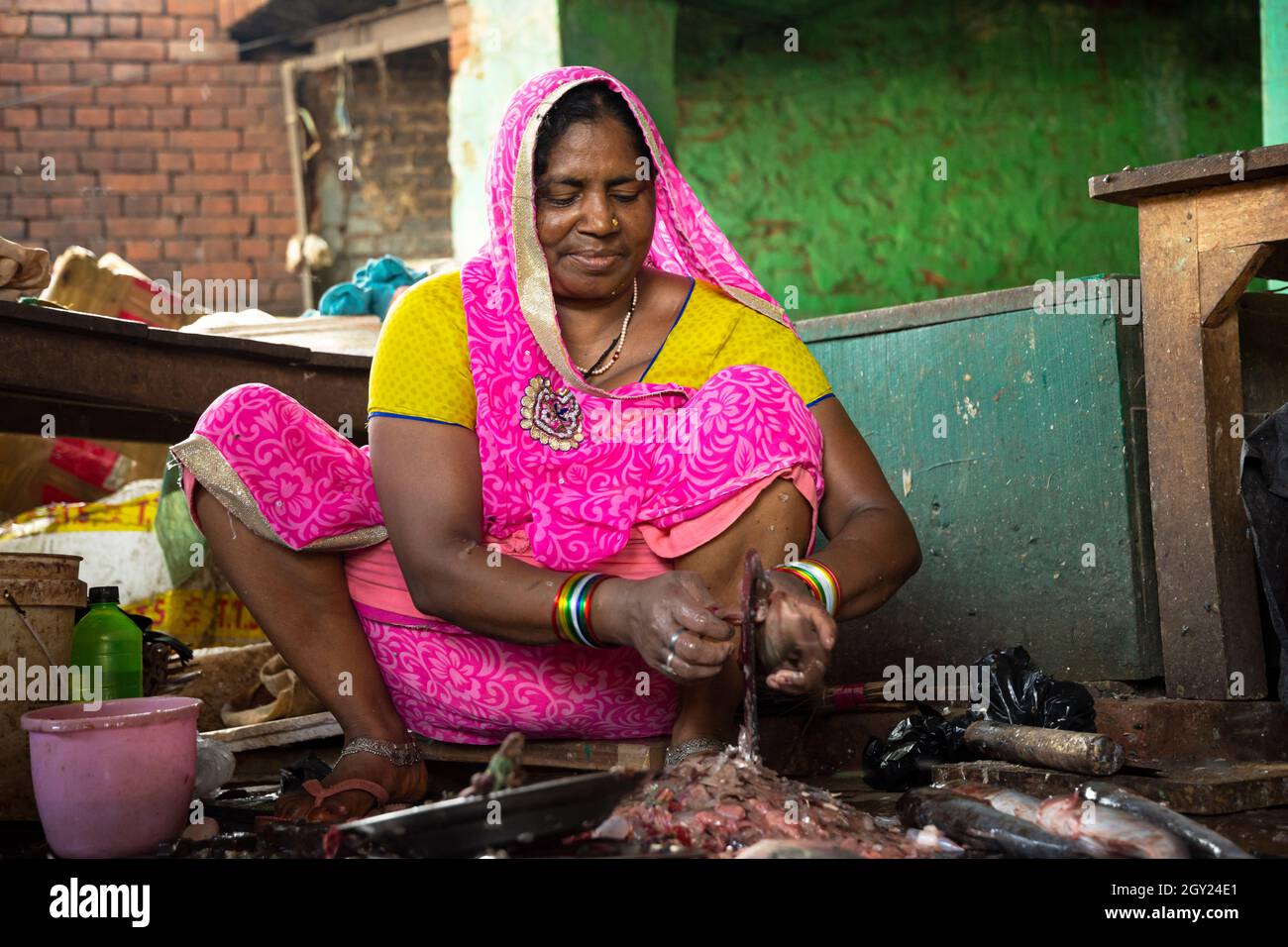 Préparation du poisson dans le marché central de Varanasi Banque D'Images