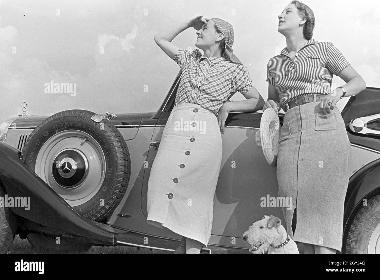 Junge Frauen bei einem Ausflug mit den Cabrios auf den Berg im Mittleren Schwarzwald Brend, Deutschland 1930 er Jahre. Les jeunes femmes sur un voyage avec leur camion sur la colline de Brend la Forêt-Noire, Allemagne 1930. Banque D'Images