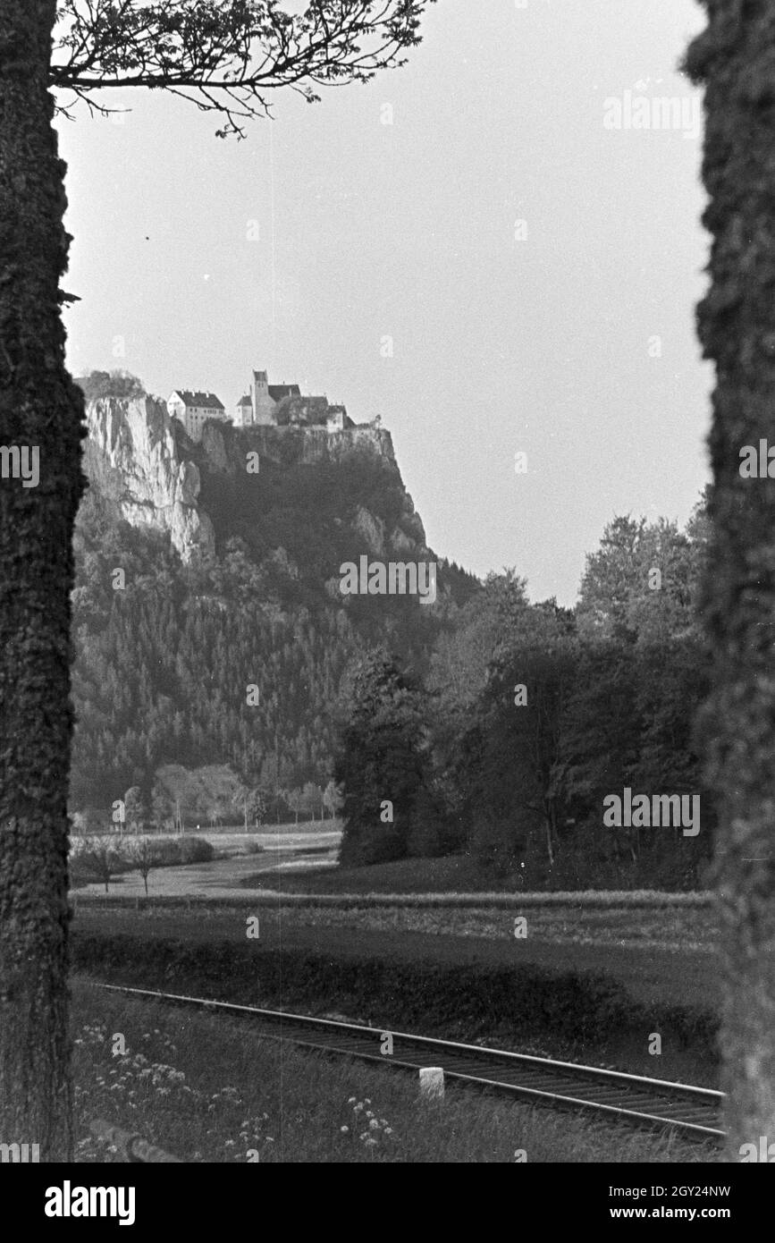 Idylllisches Schwarzwaldpanorama mit durch das Tal führenden Gleisen, 1930er Jahre Deutschland. Vue panoramique idyllique de la Forêt Noire avec les chemins menant à travers la vallée, Allemagne 1930. Banque D'Images