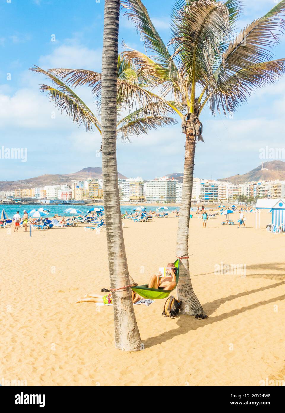 Gran Canaria, Îles Canaries, Espagne. 6 octobre 2021. Les touristes,  beaucoup du Royaume-Uni, se prélasser dans le soleil de début de soirée  glorieux sur la plage de la ville de Las Palmas