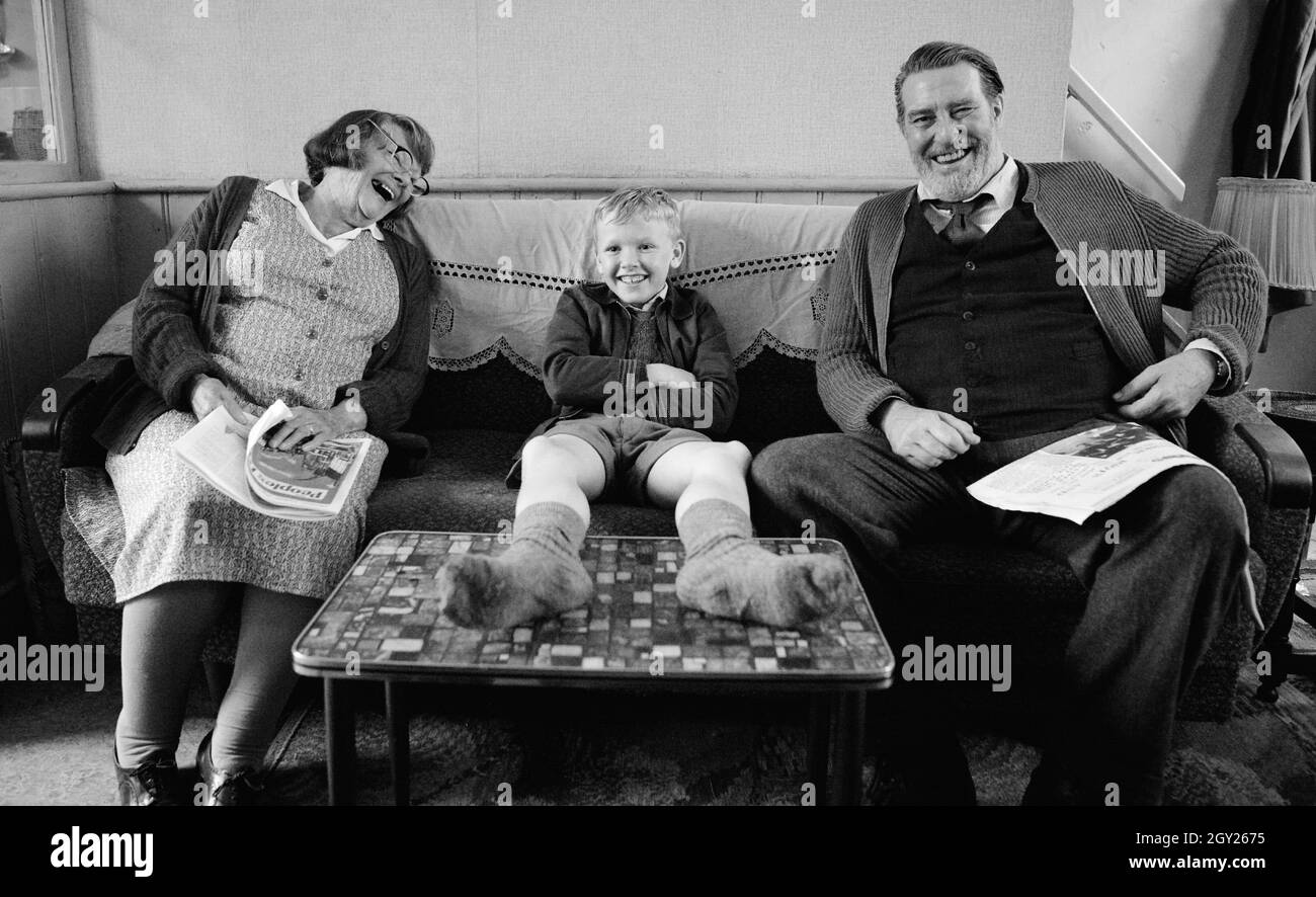 (De gauche à droite) Judi Dench comme 'Granny', Jude Hill comme 'Buddy' et Ciarán Hinds comme 'Pop' dans le réalisateur Kenneth Branagh's BELFAST (2021), a Focus features release. Crédit photo : Rob Youngson / Focus Features / The Hollywood Archive Banque D'Images