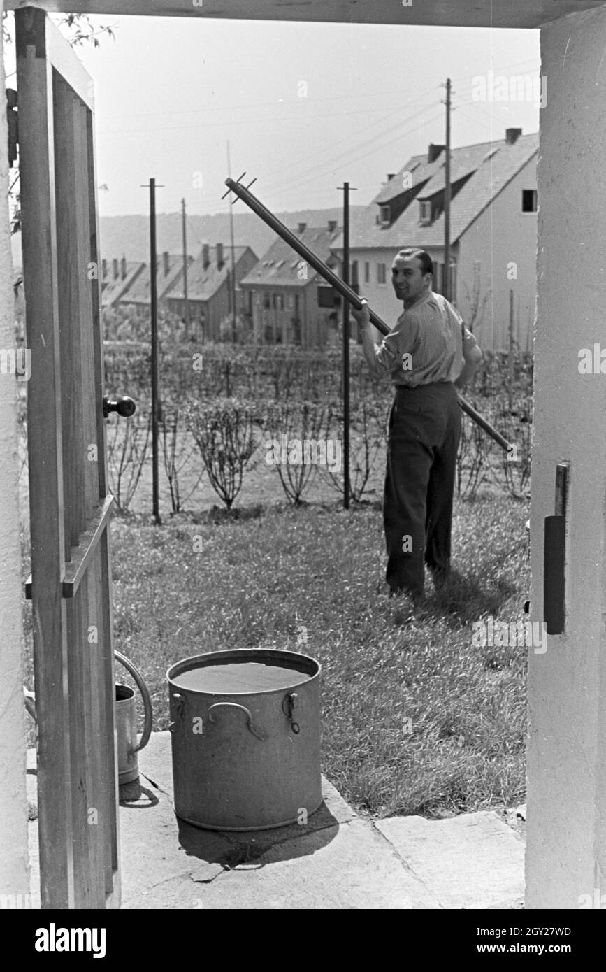 Der Autorennfahrer Hermann Lang bei der Gartenarbeit, Deutschland 1930 er Jahre. Le pilote de course Hermann Lang fait quelques travaux de jardinage, de l'Allemagne des années 1930. Banque D'Images