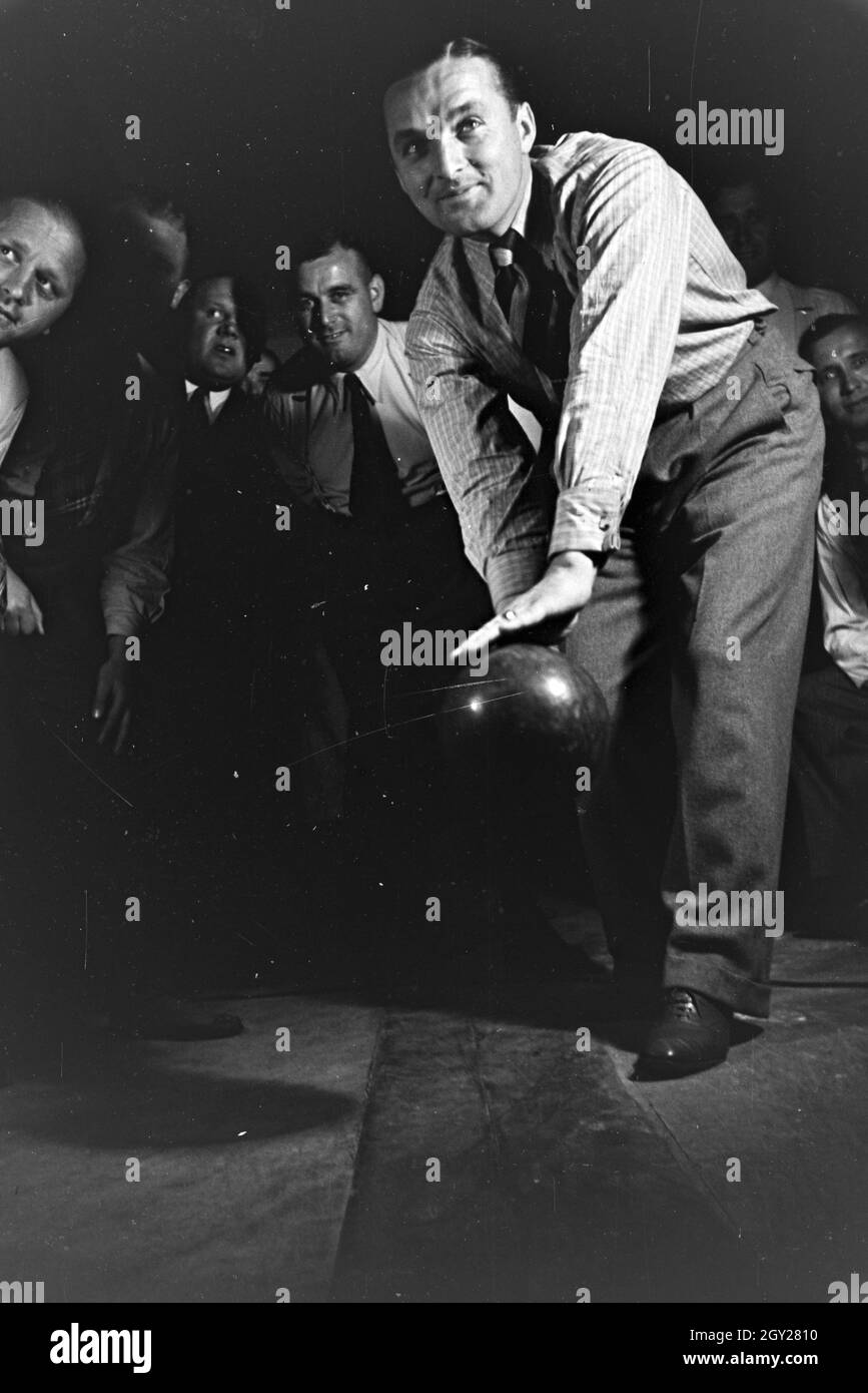 Autorennfahrer Haus der Hermann Lang bowlen, Deutschland 1930 er Jahre. Le pilote de course Hermann Lang bowling, Allemagne 1930. Banque D'Images