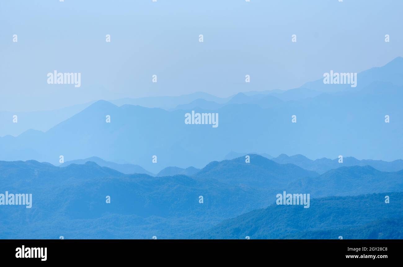 Silhouette de montagne bleue avec brume matinale Banque D'Images