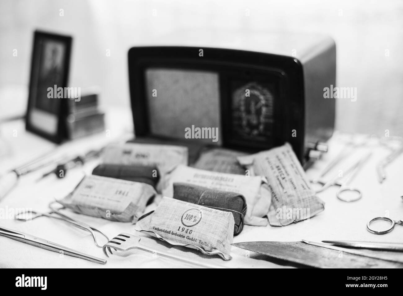 Ensembles de pansements Deutsch 1940. Original, grand paquet individuel de garniture de Deutsch Wehrmacht Soldier World War II Times. WW2 DE LA SECONDE GUERRE MONDIALE. Noir et blanc Banque D'Images