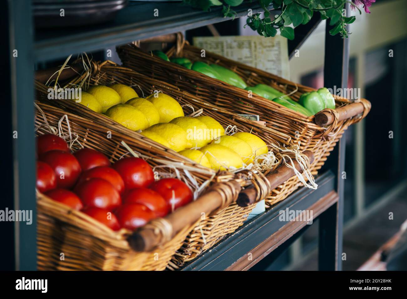 Légumes en paniers, tomates rouges, citrons jaunes, poivron vert.Cuisine ouverte concept de restaurant Banque D'Images