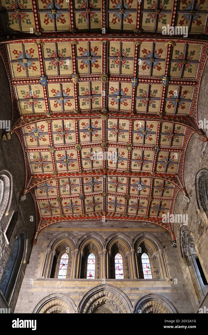 Plafond en bois peint sculpté au-dessus de l'autel, cathédrale Saint-David, Pembrokeshire, pays de Galles, Royaume-Uni,Royaume-Uni, Europe Banque D'Images