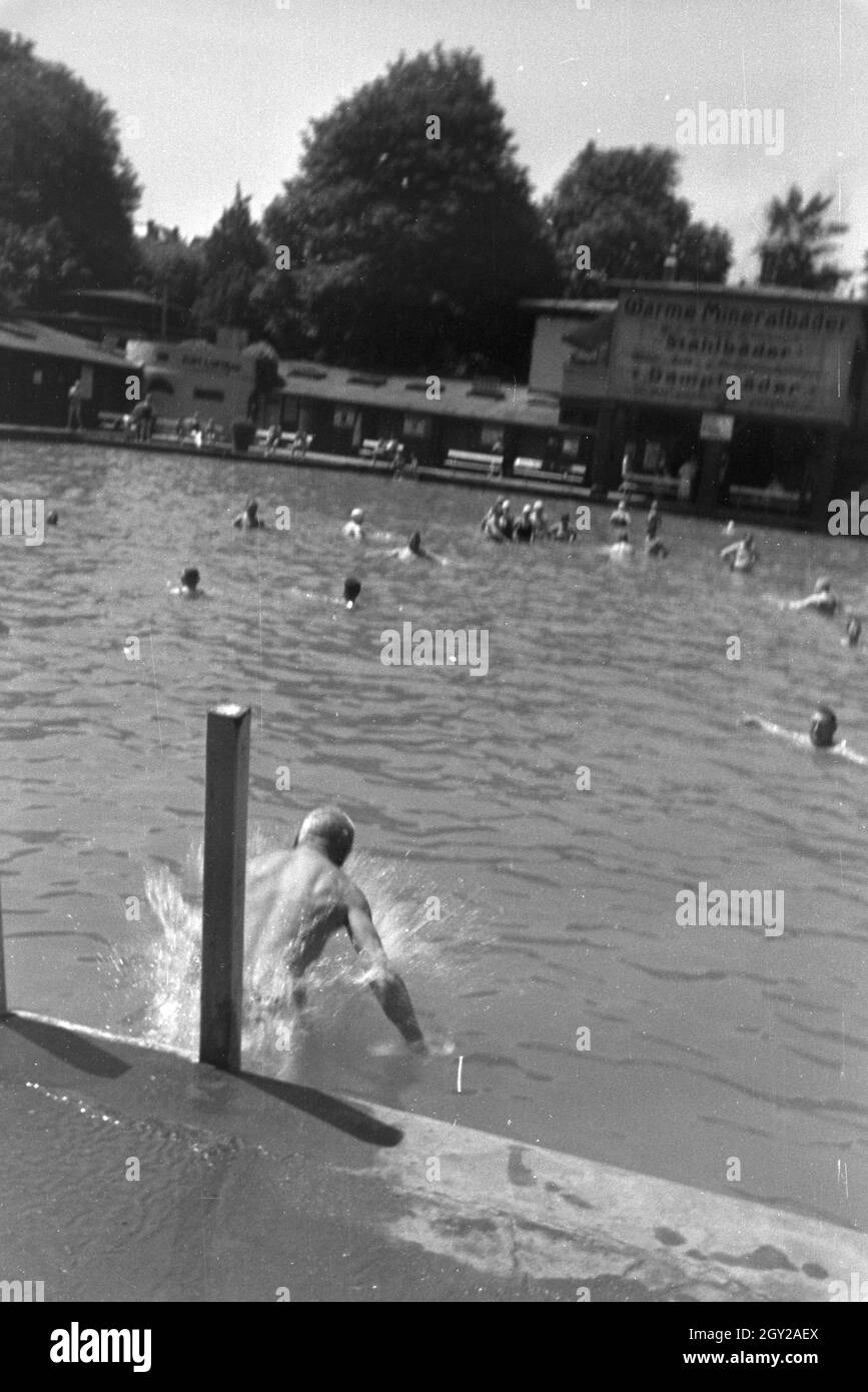 Dans un Badegäste Stuttgarter Freibad, Deutschland 1930er Jahre. Baigneurs dans une baignoire en plein air à Stuttgart, Allemagne 1930. Banque D'Images