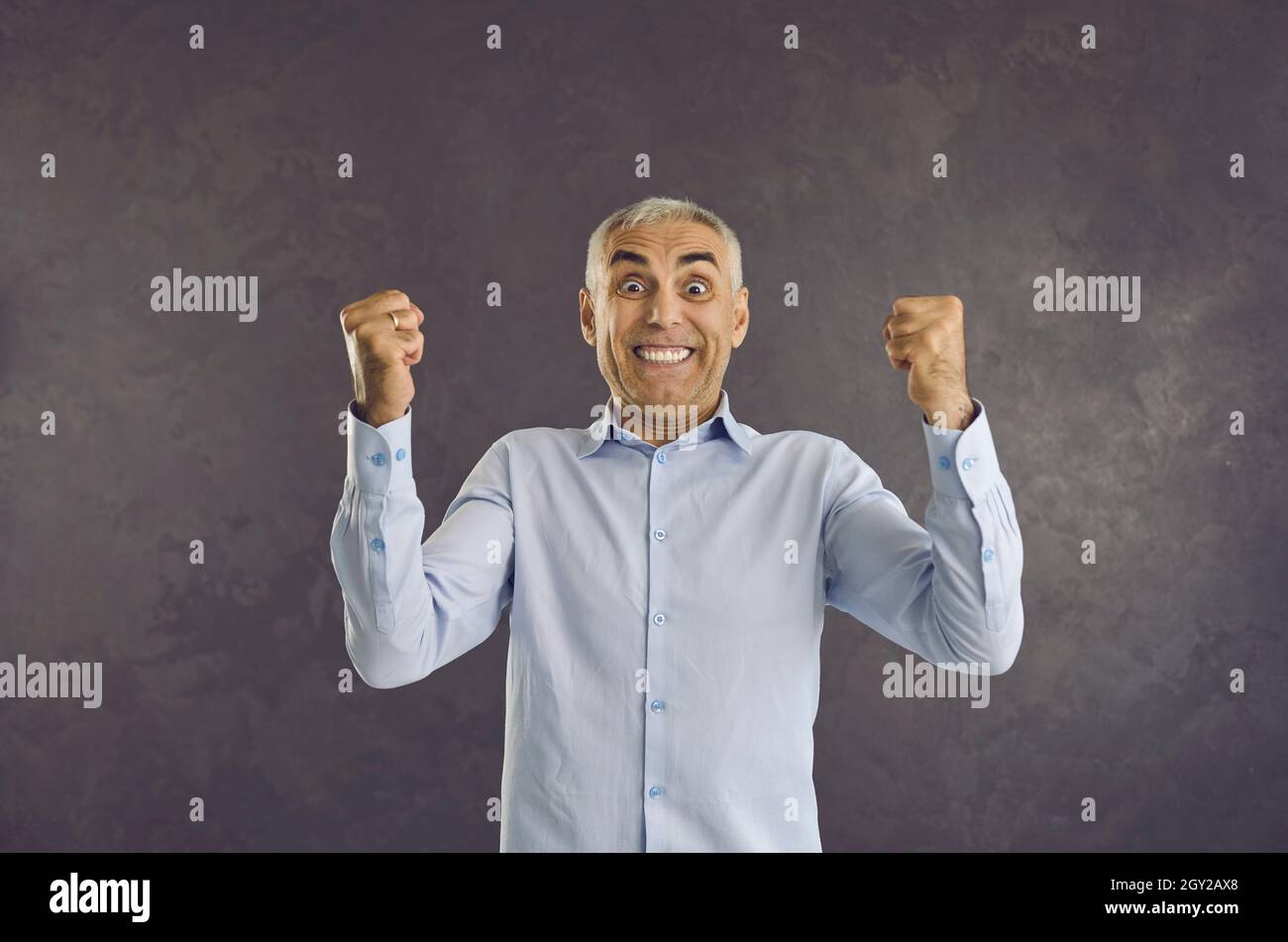 Portrait de l'homme fort émotionnel heureux qui rit fou et se réjouit de célébrer la victoire. Banque D'Images