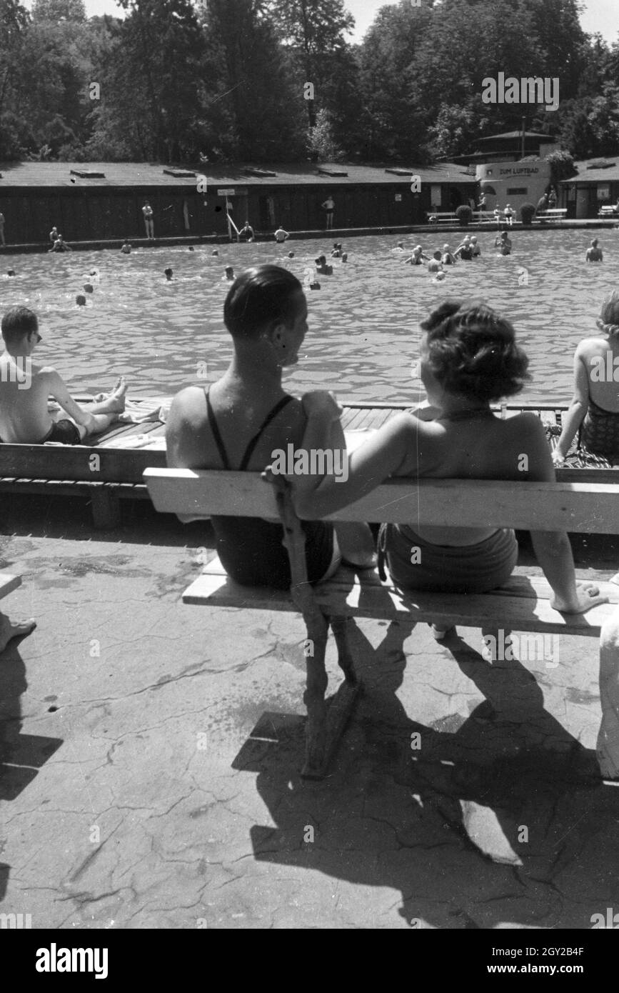 Dans un Badegäste Stuttgarter Freibad, Deutschland 1930er Jahre. Baigneurs dans une piscine en plein air à Stuttgart, Allemagne 1930. Banque D'Images